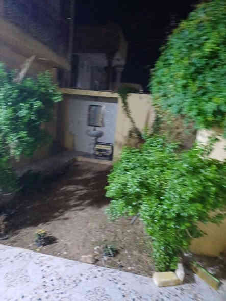 السلام عليكم
بيت للبيع على المبادره بيت 200م ركن في ضهر السايدين 
يحتوي على طابقين 4غرف نوم وهول عدد 2 والصحيات عدد 3 وحديقه وكراج طابقين كونكريت مسلح **
للتواصل الاتصال على الرقم 
***********
