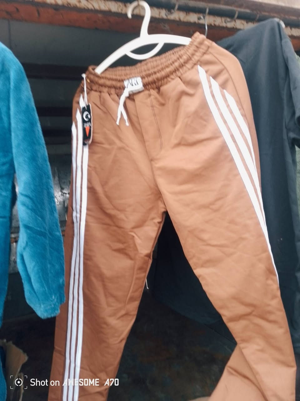 سلام عليكم ،متوفر شروه بجايم ولادي ،شبابي ، رجالي ،كله جديد وكل نص درزن بكيس نايلون ،تخدم اصحاب التنزيلات ولبسطات لان سعر مناسب جدا للتواصل ***********
