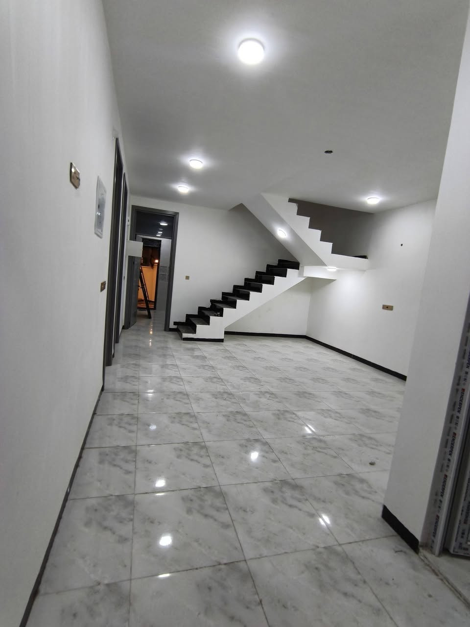 دار للبيع  طابقين بناء 2026 تسليم مباشر 📌🏘
 المساحة 210م٢ / عرض الشارع 10م
طابو زراعي سند 25 تحويل مباشر
     الموقع : بابل الحله 
 الوردية داخل قرب 
       مدرسة مالك الاشتر الابتدائية 

للأستفسار الاتصال على الارقام 
***********
***********
