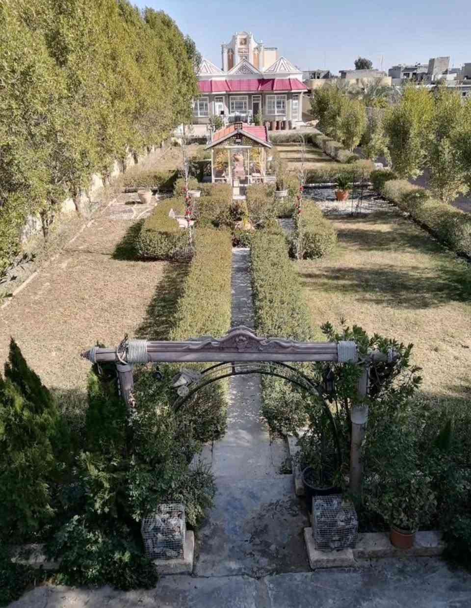 السلام عليكم
مزرعة للبيع       زراعي سند 117

المساحه 2250 متر / طول 125 متر / العرض 18متر /  
الموقع بغداد حي الانتصار قرب مجاور  الراشدية
بناء 550 متر /  متكون البناء من بيتين ممكن فرزهن كل بيت مساحتة 275 متر 
تفاصيل البناء / صاله عدد 2 /مطبخ 2 / استقبال 2 / حمام7 / غرف نوم 8 /
حديقه 600 متر 
+ قطعه خلف البناء فارغه مساحتها 500 متر  
 + كراج 200 متر + مشتمل 

للاستفسار عن معلومات  اوساب ***********
