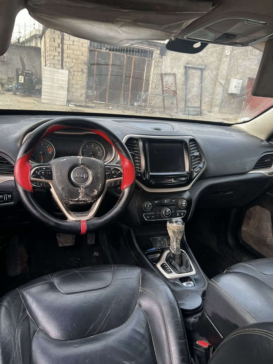 سلام عليكم جيب بزون موديل 2016بيه حادث
السياره شغاله وتمشي مواصفاته تشغيل عن بعد هندبريك دكمه اشاير بال مري كشنات كهرباء  وبعد بيه هواي مواصفات السياره خير من الله رقم بغداد الدولي لتواصل ***********مكاني بغداد الدوره غير متواجد على نت
