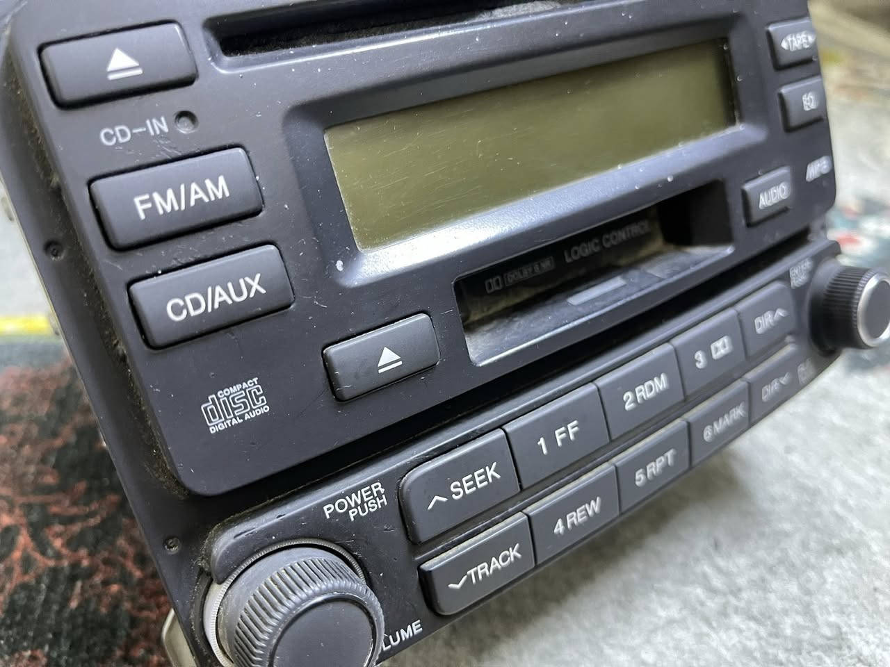 سلام عليكم الي يدور مسجل ويشغل كاسيت يعني مميز وبلادي الانتره مقدس من موديل ال2007 الى 2011 مسجل جديد وشرط الفحص مال كصه شرط جديد للبيع قيم واخض بدون كسران  مكاني بغداد مدينه الصدر ***********
