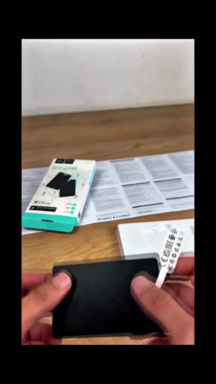 NIبطاقة تعقب ذكية رفيعة ماركة هوكو(Air Tag Card) – HOCO E102
الاستخدامات

تتبع المحفظة أو البطاقة الشخصية أو الحقيبة بسهولة.

العثور على الأغراض المفقودة باستخدام الهاتف.

مناسب للاستخدام داخل المحفظة بسبب تصميمه الرفيع.

يمكن وضعه في الحقيبة أو حقيبة السفر أو حقيبة اللابتوب.

يساعد على تحديد موقع الأغراض عبر تطبيقات التتبع على الهاتف.

المميزات

تصميم رفيع بشكل بطاقة لسهولة وضعه داخل المحفظة.

يعمل مع Apple Find My لأجهزة الآيفون.

يعمل مع Android Find Hub لأجهزة الأندرويد.

إمكانية تحديد موقع الأغراض عبر الهاتف.

إمكانية إصدار صوت للمساعدة في العثور على القطعة.

مقاوم للماء بمعيار IP68.

شحن لاسلكي بدون الحاجة إلى كابل.

بطارية ليثيوم مدمجة بسعة 100mAh.

تصميم خفيف وسهل الحمل.

خامة قوية مناسبة للاستخدام اليومي.

يدعم التنبيه عند الابتعاد عن العنصر المرتبط به.

محتويات الصندوق

بطاقة التتبع الذكية HOCO E102

دليل الاستخدام

علبة المنتج الأصلية

الملاحظات

يحتاج إلى هاتف ذكي للعمل مع التطبيق.

يعمل مع أجهزة iPhone عبر تطبيق Find My.

يعمل مع أجهزة Android عبر Find Hub.

يجب تفعيل البلوتوث وخدمات الموقع للحصول على أفضل أداء.

القياسات

قياس المنتج:

طول 8.5 سم  عرض 5.5 سم.

قياس الكارتون:

طول 9 سم  عرض 2 سم  ارتفاع 16 سم.

طلب تواصل خاص توصيل جميع محافضات سعر 22 ألف 

ملاحظة: هذا المنتج لا يمكن ايصاله للمناطق التابعة اداريا لحدود اقليم كردستان
#NI #IN


**إذا كنت صاحب هذا الإعلان وتريد حذفه لأي سبب، رجاءا أرسل رسالة إلى الدعم الفني**