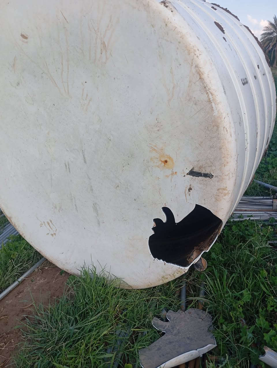 سلام عليكم للبيع حجم 5000 لتر  ضرر موضح بالصوره قيم باليرضي الله عنواني بابل محاويل ناحيه الامام  للاستفسار ***********/***********
