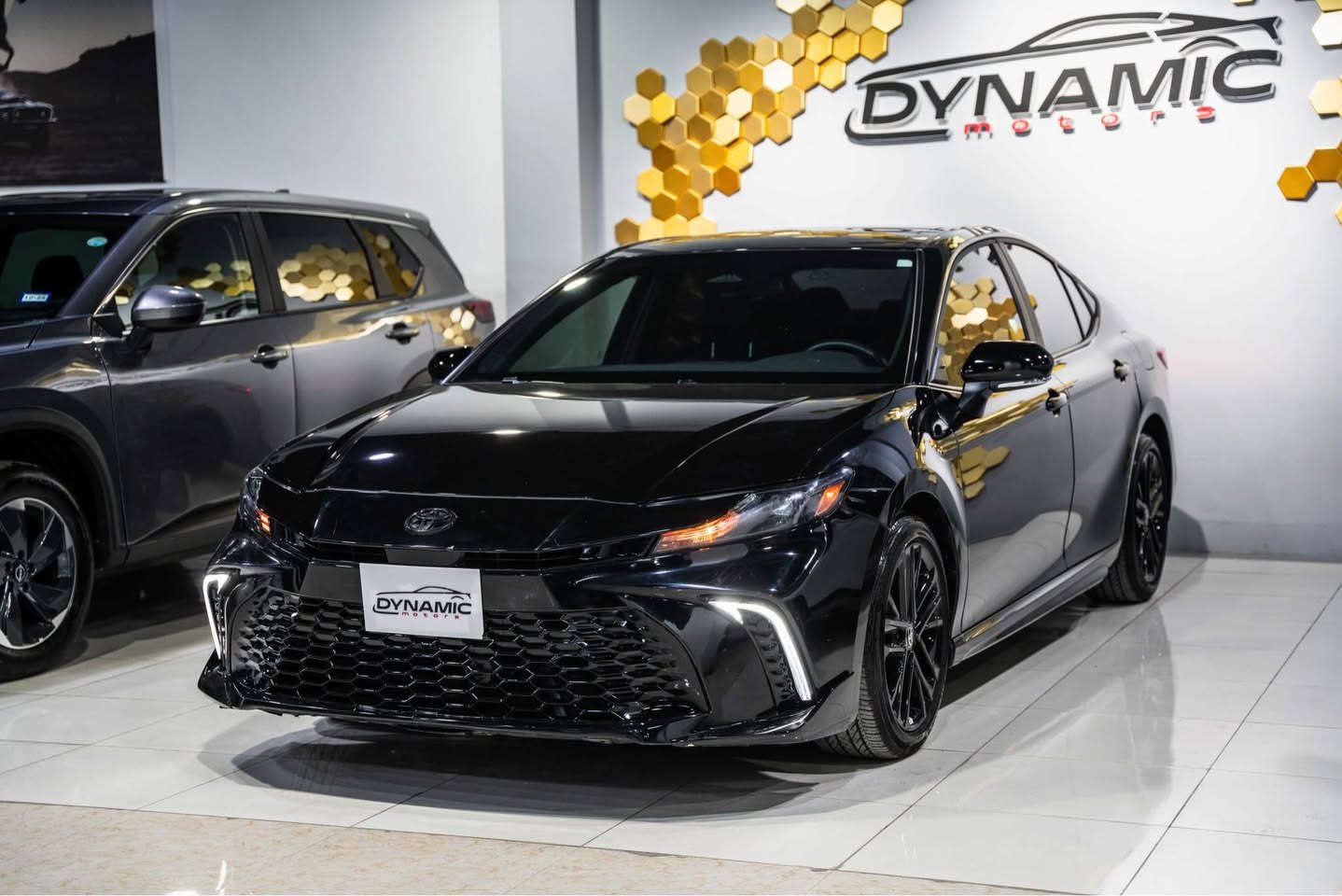 2025 TOYOTA CAMRY SE HYBRİD 
سعر : 🔥🔥
موديل :2025
مواصفات : SE
محرك : 4 سلندر
وارد : امريكي
عداد : 8,000ميل
صبغ : 1 قطعة
رقم : ( موقط) ( كاتي)
ناونيشان هةولير جادةي حديد و خشب پيشنگاي دايناميك موتورز
بو زانياري زياتر پةيوةندي بكةن بة وتس اب
*********** 
============== أربيل, العراق
