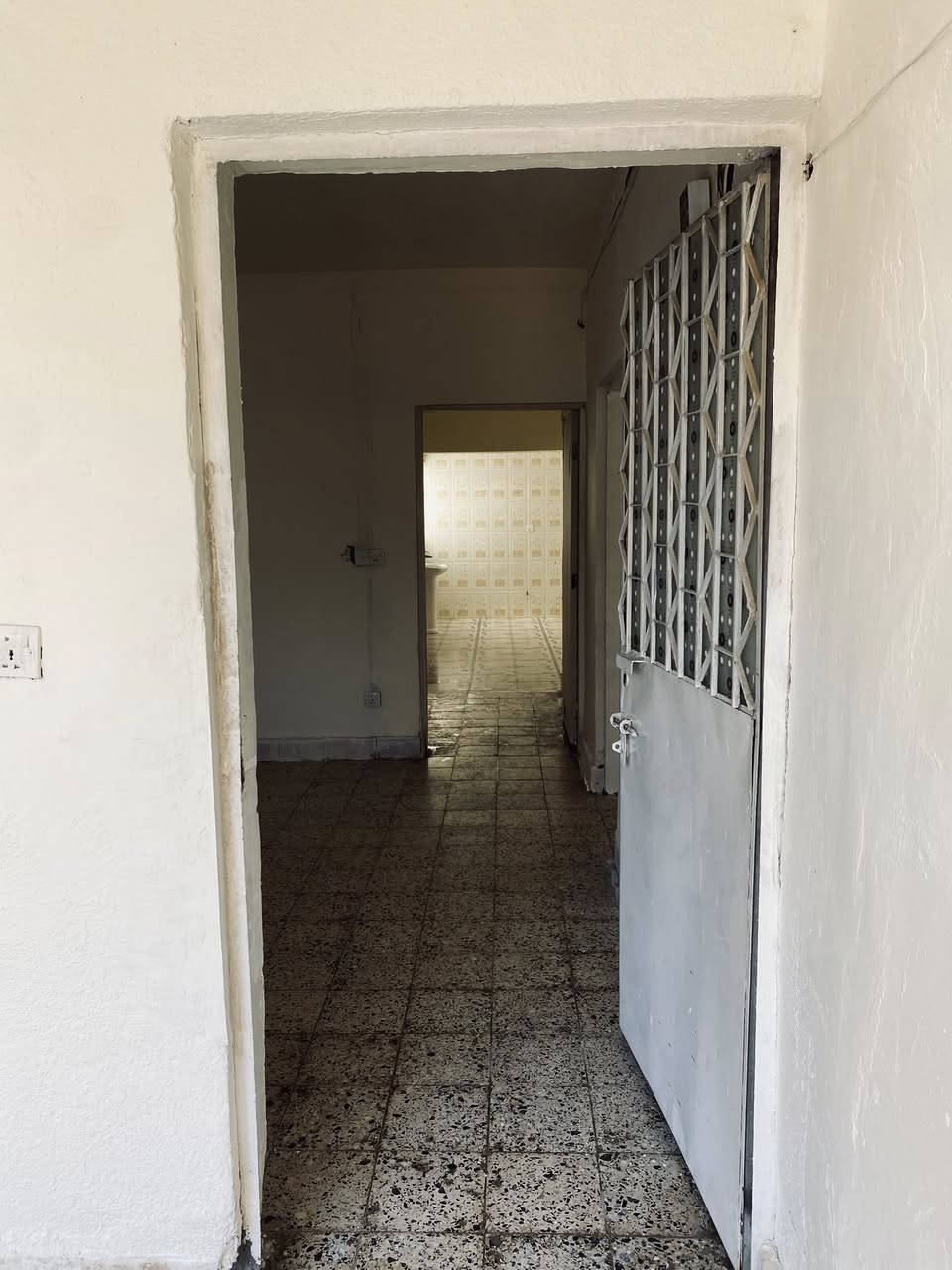 الدار للبيع المساحة ٣٠٠ متر طابوا ملك صرف
الموقع الانبار الرمادي السكك
يحتوي على صالة ، ثلاث غرف نوم ، مطبخ ، حمام ، بيتونة
كراج ، حديقة وترك جانبي. 
للاستفسار التواصل على الرقم ***********
