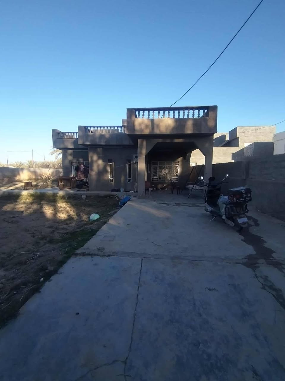 بيت للبيع طابو 
 مساحة البيت 250متر مع قطعة ارض 250متر 
طابقين طابق الارضي مكون من هول+ديوانيه +غرفه +صحيات+مطبخ 
طابق الثاني مكون من غرفتين +صحيات
حديثه منطقة الوسطه قرب جامع القدوس 
رقم الهاتف ***********
