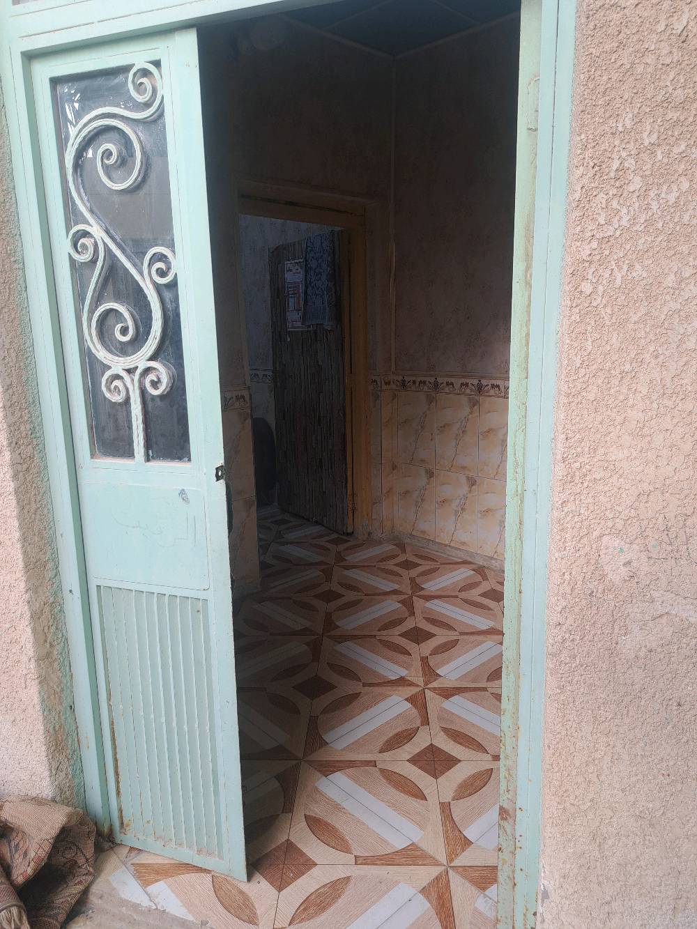 دار للبيع (طابقين) 🏠
متاح الآن منزل متكامل للسكن الفوري 
​✅ المساحة الكلية: 250 م.
✅ عدد الطوابق: طابقين.
ملاحظه الطابق الاول يحتوى على طرمه كبيره وحديقه 
ودوانيه وستقبال ومطبخ وغرف نوم عدد 2 ومناور عدد 2 وصحيات داخلي وخارجي وكلدور  الطابق الثاني يحتوى على دوانيه وستقبال ومطبخ وصحيات وغرف نوم عدد 2 غير كاملات 
✅الطابق الثاني غير مسكون فيه من سنة التشيد الدرج خارجي وداخلي وباب منفصل وحده
​  "للاستفسار يرجى الاتصال"].
***********
📍 العنوان: [ حي المعلمين الجديد].