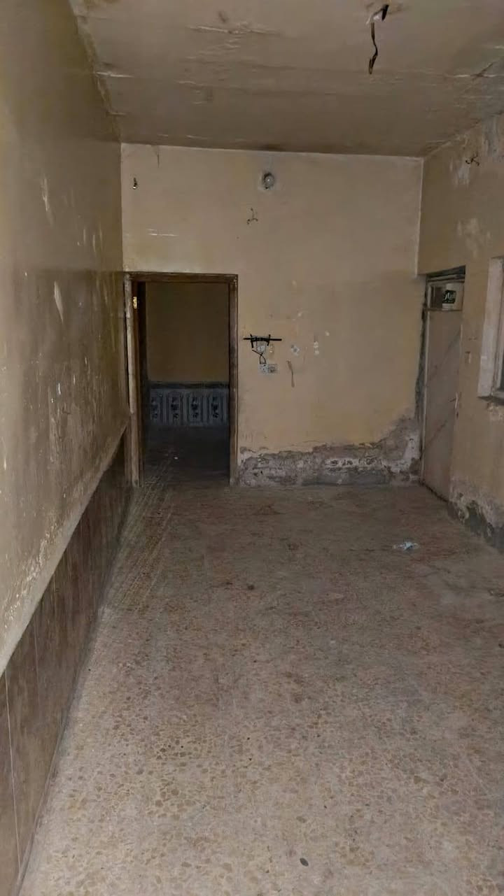 سلام عليكم
بيت 100متر طابق و نص البيت يحتاج ترميم 
متكون غرفتين نوم حمام خارجي و حمام داخلي تواليت خارجية استقبال و مطبخ 
عنوان الحسينية السكلات بل مربع مال15 منطقة كاملة خدمات مي تبليط 
السعر 52مليون و كلشي واضح بل صور 
لتواصل واتساب فقط ***********
