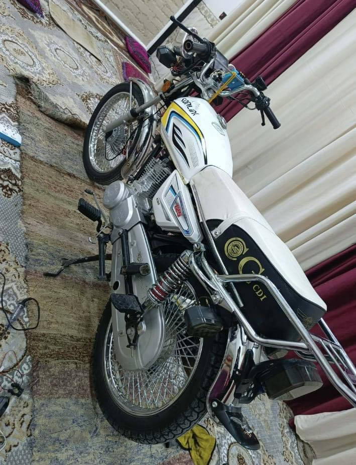 دراجه سـولنك -
مـديل : 2025 / محــرك 125 / 5 كــير / بــاب اول🔥🤍.
للاسـتفسار اكثر *********** / او خاص مفتوح او واتساب.
