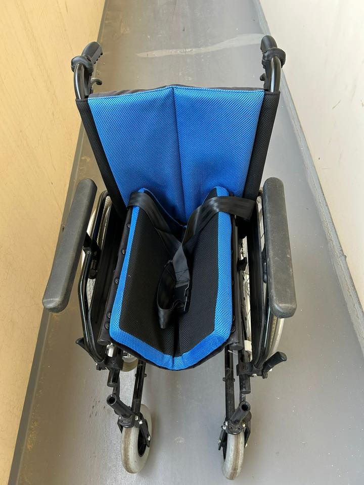 السلام عليكم عربانه للمعوقين او ذوي الاحتياجات الخاصه صناعيه بولدنيه اصليه سعره 300 لف 
***********
