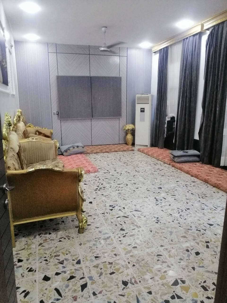 بيت للبيع طابو زراعي في الفلوجه حي جبيل خلف مجمع الرحاب  مساحته ٢٥٠ متر بناء طابوق حديث فول ارضيه كاشي شارع 10 يحتوي على غرفه النوم عدد 2 وصاله ومطبخ و ستقبال وحمامات وصحيات داخليه وخارجيه السعر ٨٨ مليون وبي مجال بسيط للاستفسار مراجعة مكتب القمه للعقار او الاتصال على الأرقام التاليه *********** ***********
