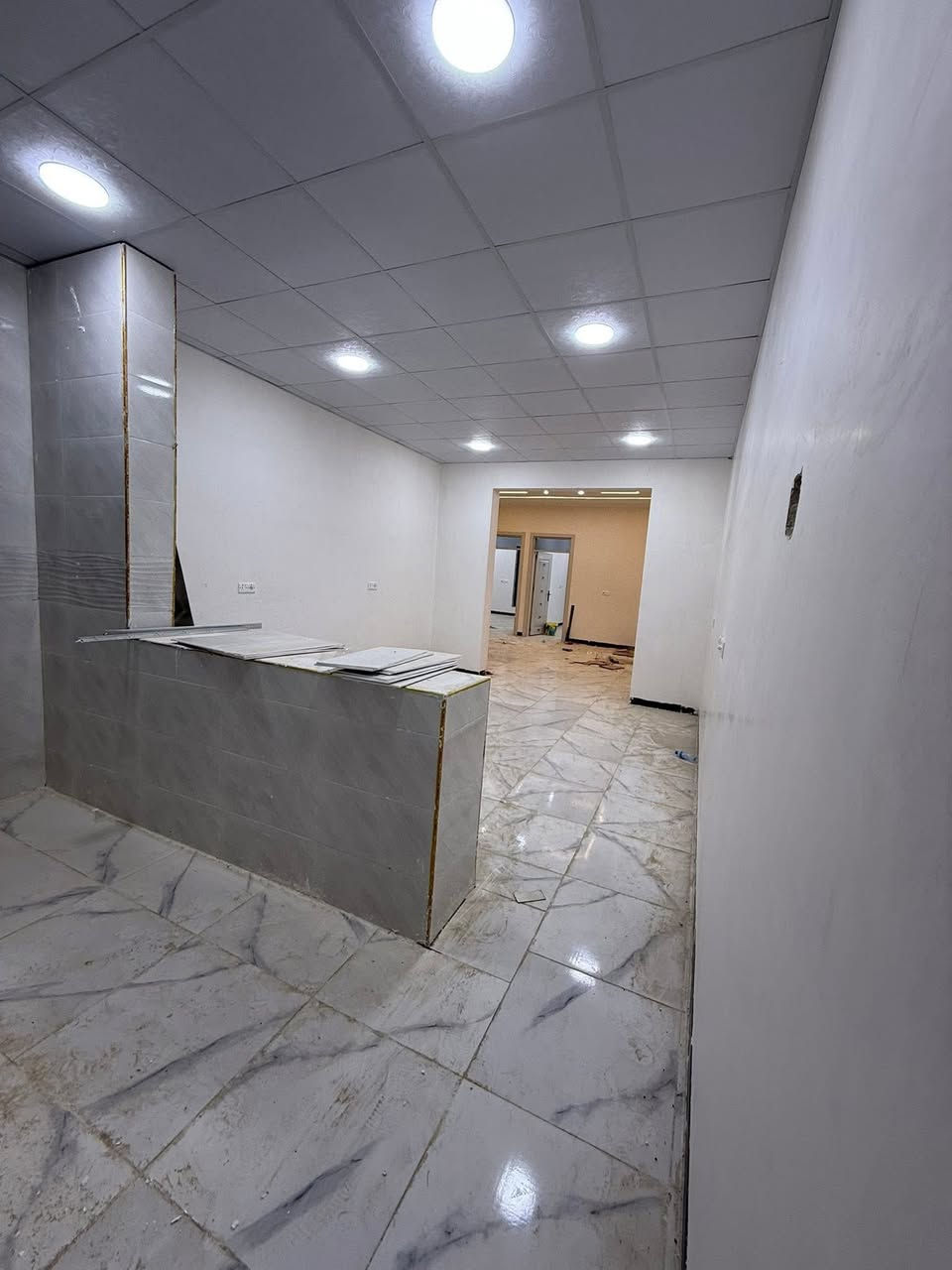 بيت زراعي للبيع  صفر مامسكون في ارقى مناطق كركوك مساحته 220 متر باتجاه شروق الشمس البيت مضمون اوراقه كلها كاملة مشمول بقرار التمليك مع توفر خدمات كاملة بالمنطقة ماء وكهرباء والمنطقة كاملة كلها زراعي  يتكون من استقبال وهول ومطبخ وغرفتين نوم سويت وصحيات داخلية وخارجية 
(السعر 92 )مليون وبي مجال 💵💵
العنوان طريق بغداد خلف المستشفى التركي بالضبط مقابل مطعم صمد  قرب المحافظة الجديدة 
للتواصل والاستفسار على الرقم التالي
***********
