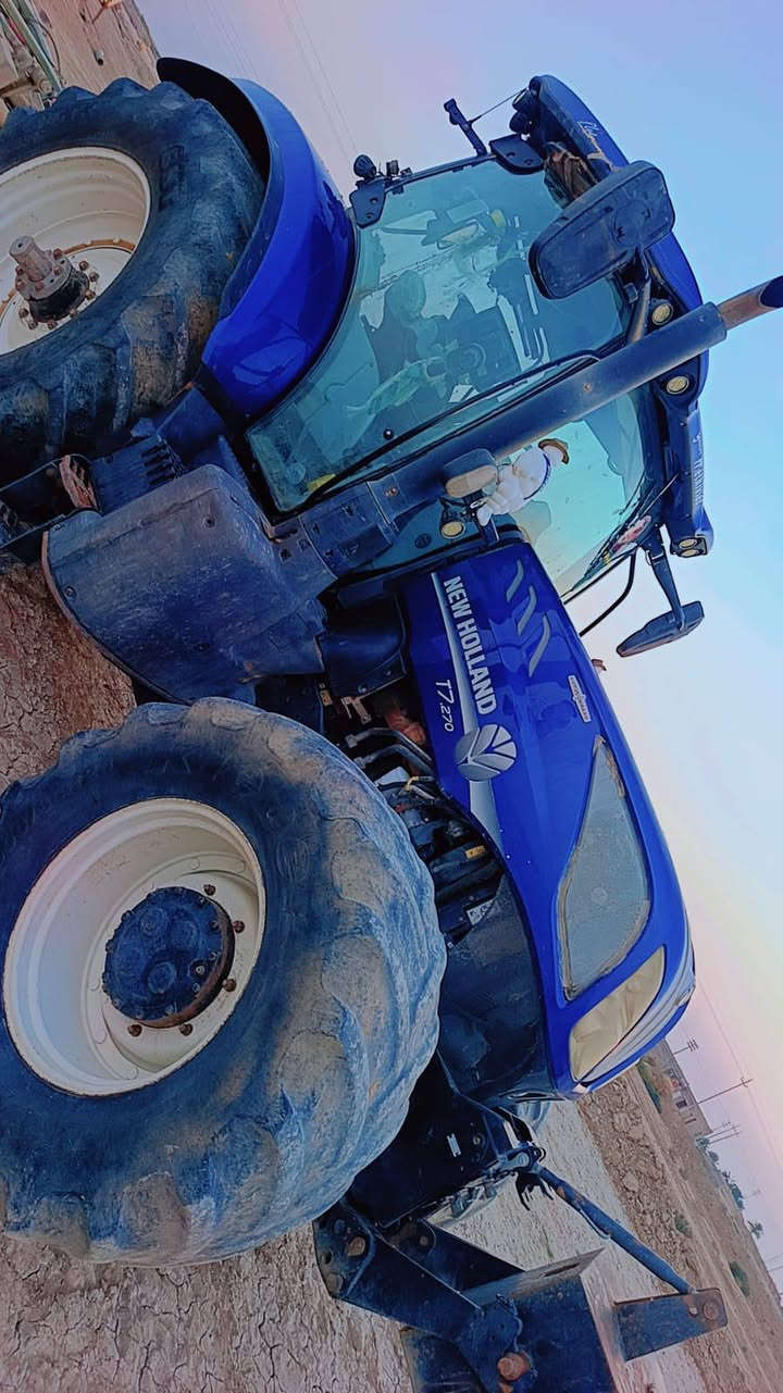 مكينه نيهولند مديل 2016 قرش 270 معى ترنبول 11 معى دسك 32 ايطالي معى خرماشه 4  متر نتصال ***********
