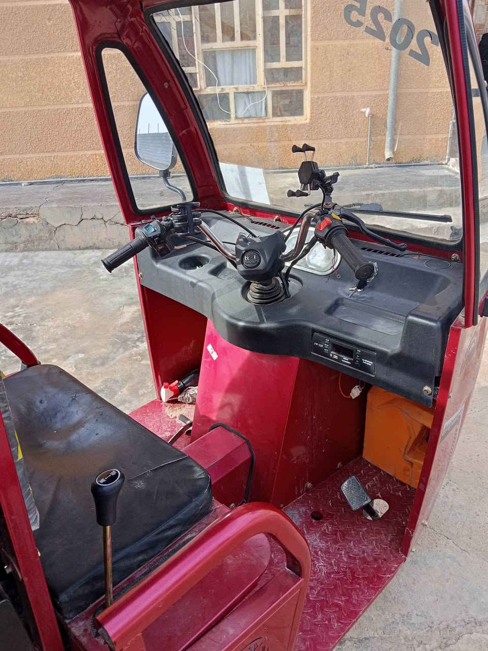 السلام عليكم ستوته 25 كفاله عامه غلاف ومحجر سعر 3600 وبيه مجال ***********
