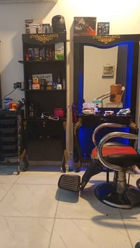 كرسي حلاقة • للإيجار • كوت حي الجامعة