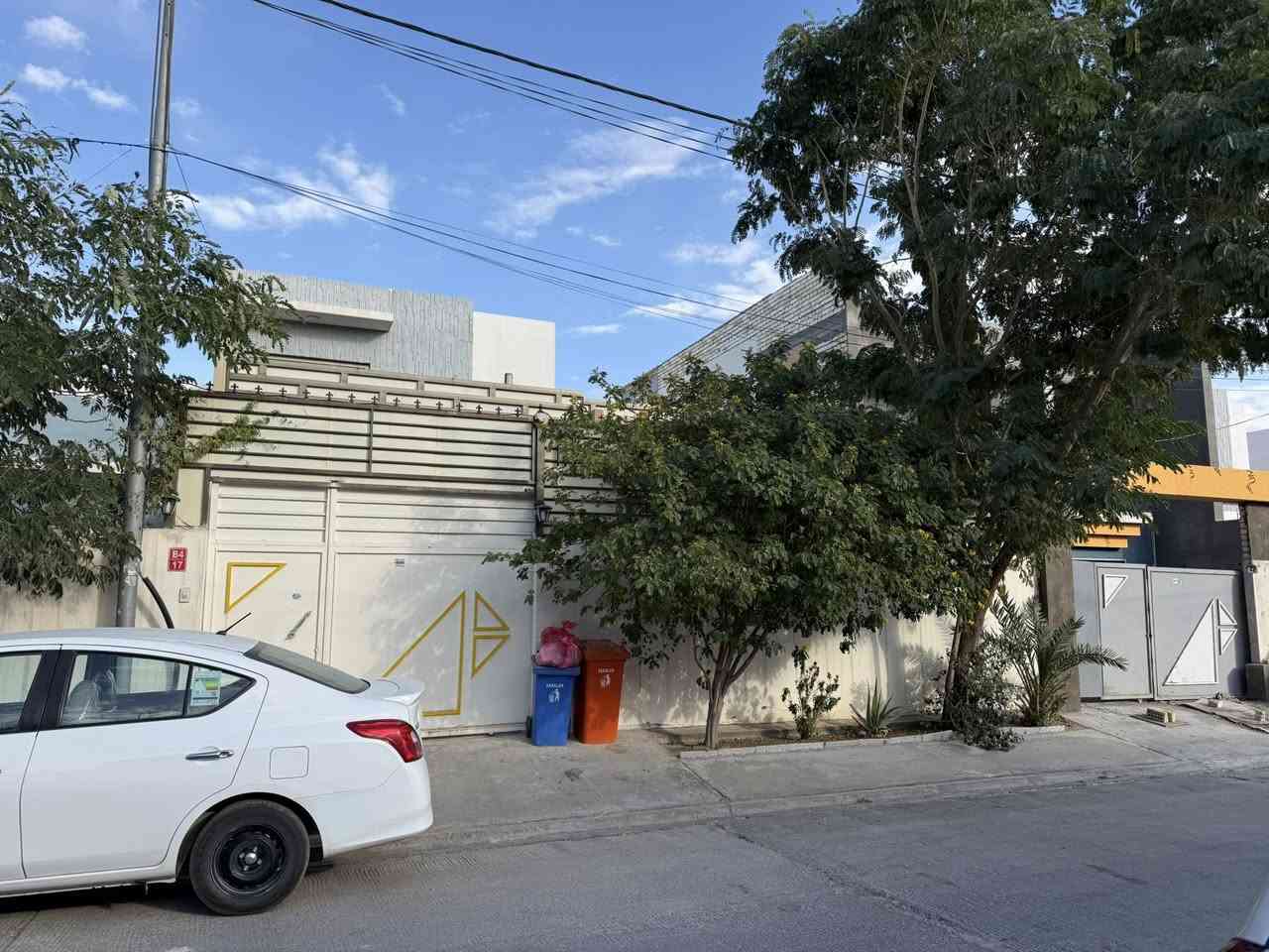 ‎ دار للبيع بسعر مناسب جداً 
محافظة النجف الأشرف 
مجمع قرية الغدير 2
مساحة 200 متر طابقين واجهة 10 نزال 20 خريطة روعة
يحتوي ثلاثة غرف نوم سويت
السعر مناسب انسب دار 200 متر بكل قرية الغدير الثانية 
ومطلوب مصرف عقاري 80 مليون مع تبديل الكفيل فقط
الراغب بالشراء يتصل بنا معروض حصراً لدى مكتبنا
عقارات صادق الخزعلي
***********
