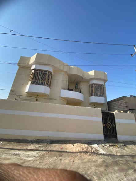 السلام عليكم ورحمة الله وبركاته اخواني الكرام يتوفر لدينا منزل طابقين+قطعة أرض 
نوع الطابو: طابو زراعي 
المساحة :مساحة المنزل (230متر+175متر مساحة القطعة)
يتكون من (5غرف منام+صيحات+مطبخ+ديوان )
المكان : البصرة أبي الخصيب عويسيان شارع القصور 
للتواصل واتساب : ***********
