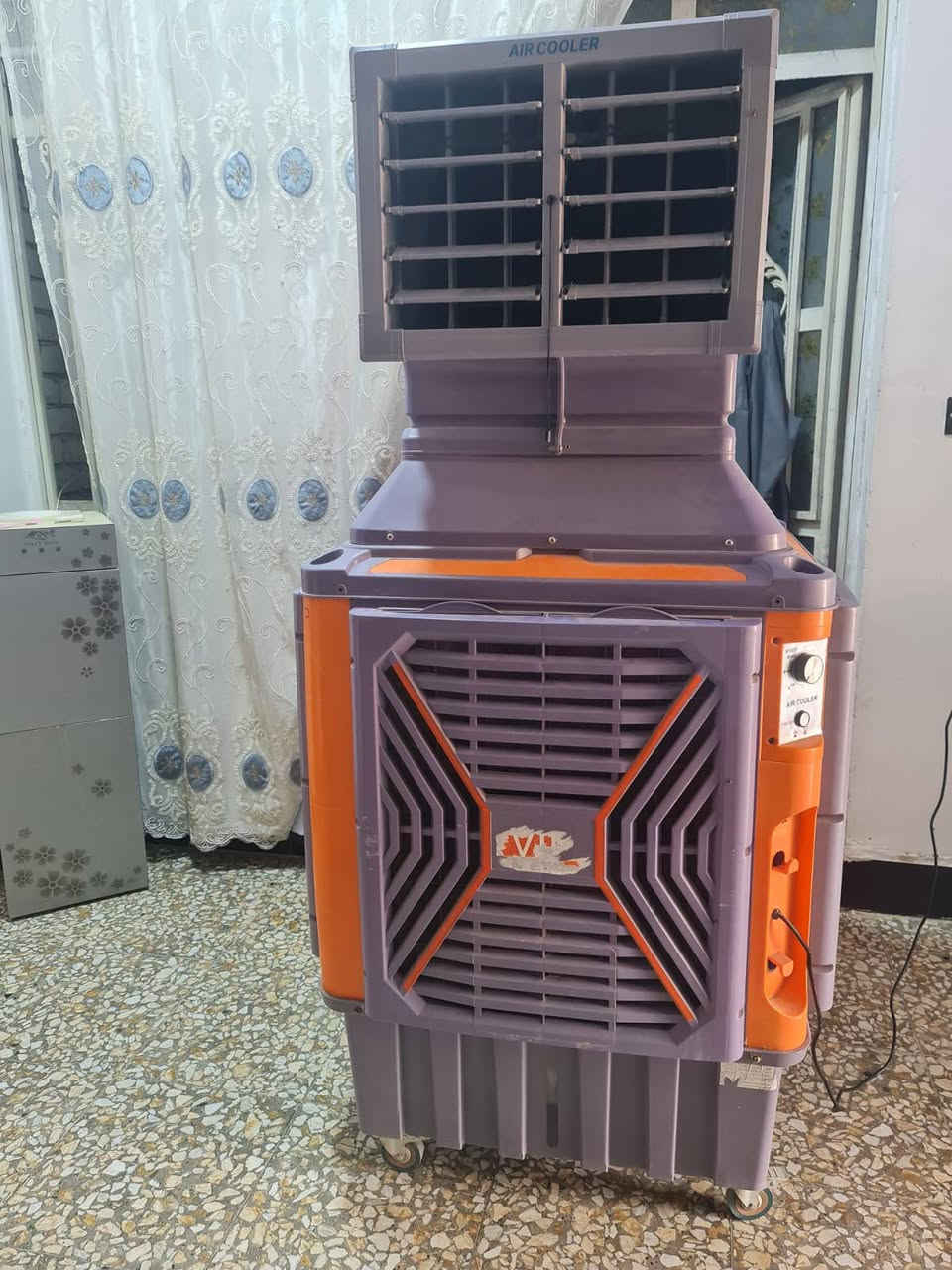 مبرده للبيع حجم كبير نضيفه جدا مستخدمه أيام السعر 350 وقابل للتفاوض العنوان بغداد مدينه الصدر ***********
