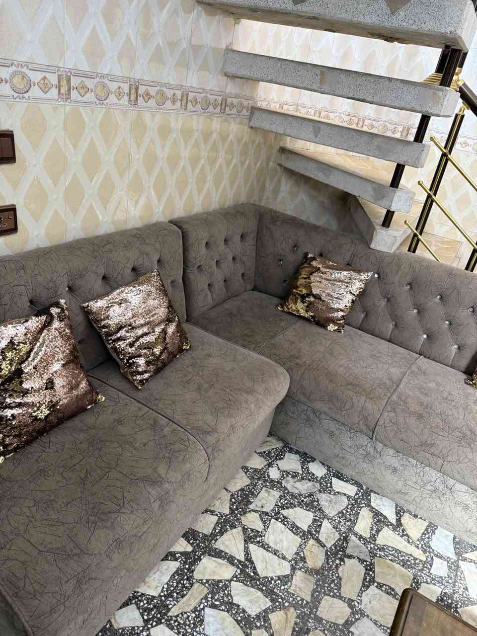 السلام عليكم 
للبيع ديوان صغير ٨ مقاعد مستخدم نظيف 
ويا طبلات 
كما موضح في الصور 
للاستفسار الاتصال على الرقم 
***********
