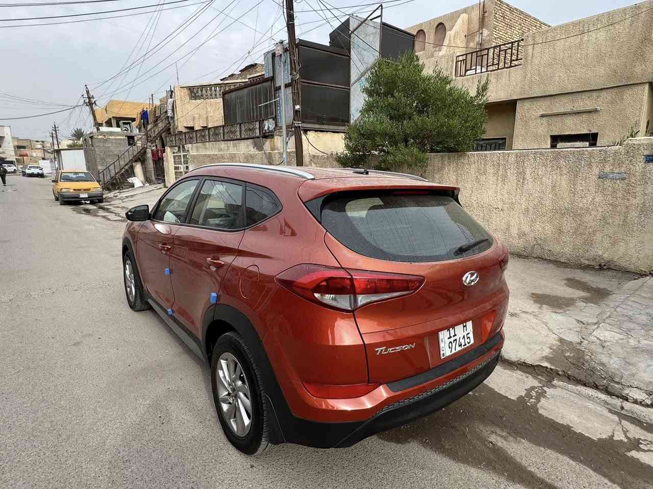 سلام عليكم توسان موديل 2017 لون مشمشي مميز كلين كفاله عامه حادث دعاميه فقط ماشيه 93 محرك 2400 
مواصفات
شاشه 
كامره 
كشن كهربااء
نضام تزلق
لد امامي 
شاشه عطلات 
تحكمات فول جهتين
نضام انحدار
مخارج يو اس بي 
سياره نضيفه جداً 
رقم بغداد الجديد  مكفول لغد شاصي كفاله بدون صبغ بنيد أكلير فقط فقط مكاني بغداد الشرطه الرابعه السعر 138 مع مجال بسيط هاتف ***********
