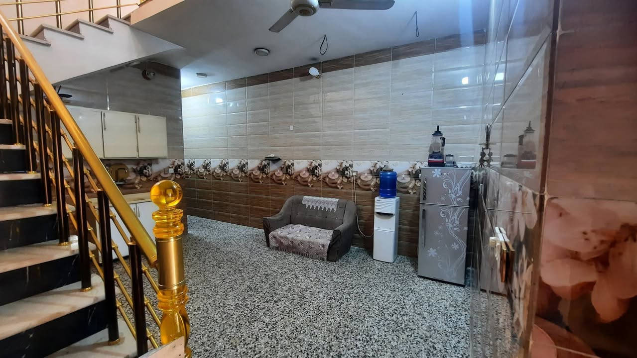 دار للبيع مساحته 100 طابق. نص كامل الضباط الثانيه الزراعي شارع 15
قريب شارع 30 البيت ابيعه استثمار بي مؤجر ايجاره 400 
للاستفسار اتصل على ***********
