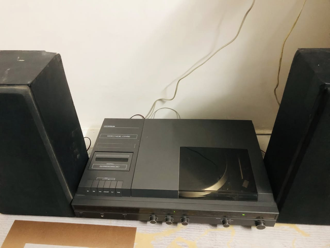 السلام عليكم
جهاز مسجل +راديو ثلاث موجات +كرام فون 
الجهاز كُلة شغال فقط الكاسيت يعلس الشريط 
جهاز جداً نظيف وسحب الراديو قوي كُلش والكرام شغال  فقط الكاسيت بي خلل 
سعر الجهاز. 75. الف مع التوصيل 
***********
