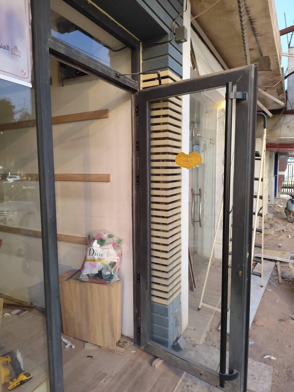 السلام عليكم جامخانه للبيع والنظافه كما في الصور وانظف  
العنوان حله شارع 40 مقابل جامع ابو خمره 
معروضه ب 250 
***********
‏‪0770 977 2445‬‏
واتساب
