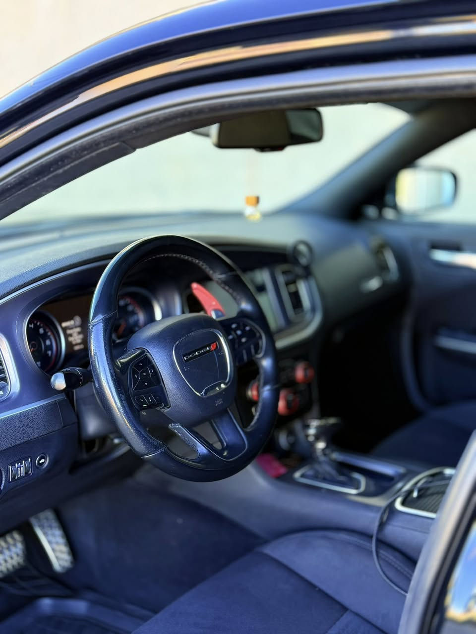 السلام عليكم
حياكم الله ✨
•دوج جارجر GT🩶
•موديل 2019
•وارد امريكي 
•محرك 3600/V6🚀
 موصفات Gt
•شاشة حجم كبيرة + كامره خلفيه 
•بصمة تشغيل + دخول ذكي 
•حساس خلفي 
•تحكم مقود كامل 
•مقعد كهرباء  
السيارة جديده جداً بدون اي نقص 👌
***********
