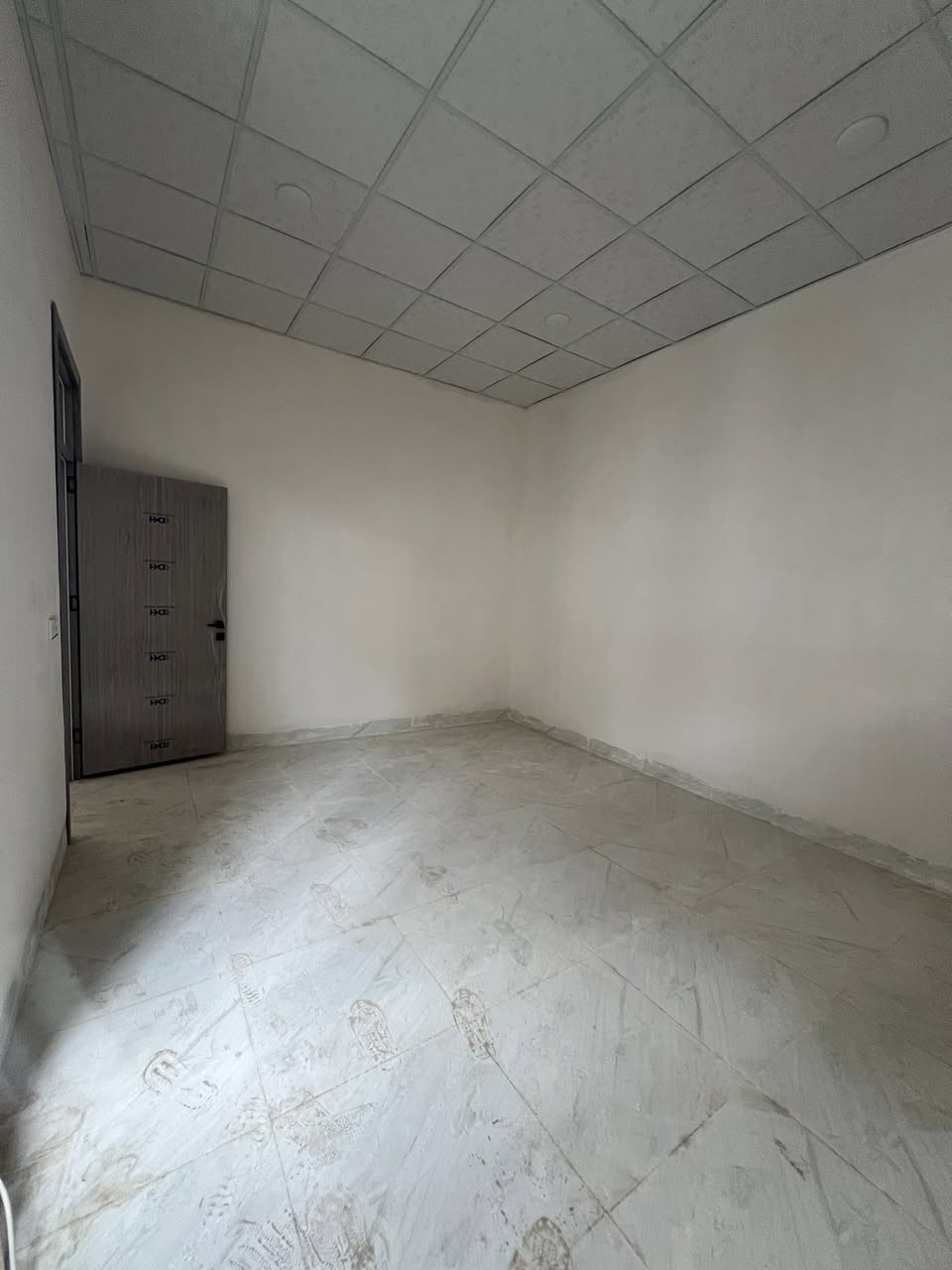 #للايجار طابقين صفر فول سيراميك وسقف ثانوي
يتكون من ثلاث غرف نوم واستقبال ومطبخ مفتوح على الهول وكراج وحديقه
عنوان فيلق قرب اسواق زانا وجامع الاصحاب 
للاستفسار ***********
