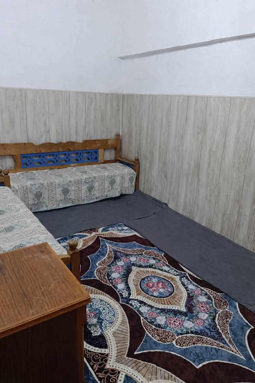 دار للبيع في قضاء الكوفة المقدسة منطقة الرشادية قريب على شارع السكة مساحته (١٠٠) متر طابقين يحتوي على أربع غرف وصالتين (٢) غرف مع صالة في الطابق الارضي  و(٢) غرف مع صالة في الطابق العلوي  واستقبال .. للاستفسار التواصل على الخاص او على الرقم التالي ***********
