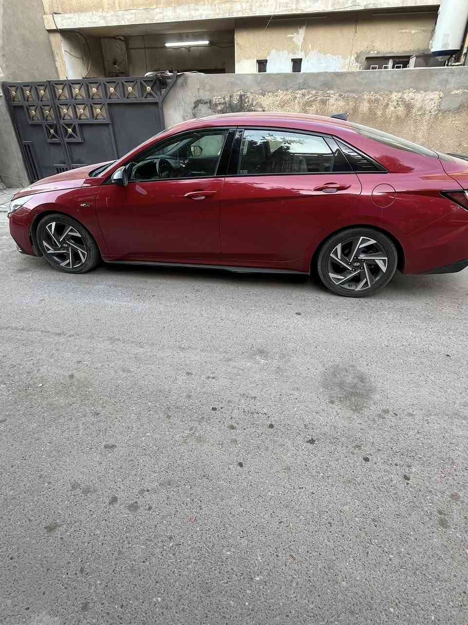 النترا ان لاين موديل ٢٠٢٢
مواصفات فول
لون احمر 
رقم اربيل 
هزة تنتهي بشهر الثالث  ٢٠٢٦  
محرك 1600 تيربو
كير اوتو dct دبل كلج
ماشية ٦١ ميل 
فتحة سقف 
بصمة تشغيل
كشنات مخمل وجلد عليه حرف N
وكشنات تدفئة ثنينهم والسايق كهربائي 
ابواب بصمة
شحن واير ليس
كاميرا خلفية
اشارة ترحيب بالباب
مثبت سرعه 
تحديد مسار
رادار امامي
رادار جانبي
صندوق ذكي 
تشغيل عن بعد 
السعر ١٥٧  وبي مجال بسيط

كير  مكينه كفالة وفلاتر كامله
ادامه كامله بلكات 
تخم تايرات جديد بريكات جديدة 

ضربته باب وجاملغ امامي وصور الحادث بالمنشور

 السيارة باسمي تحويل ثاني يوم مكانها بغداد الكرادة
الاستفسار  ***********
