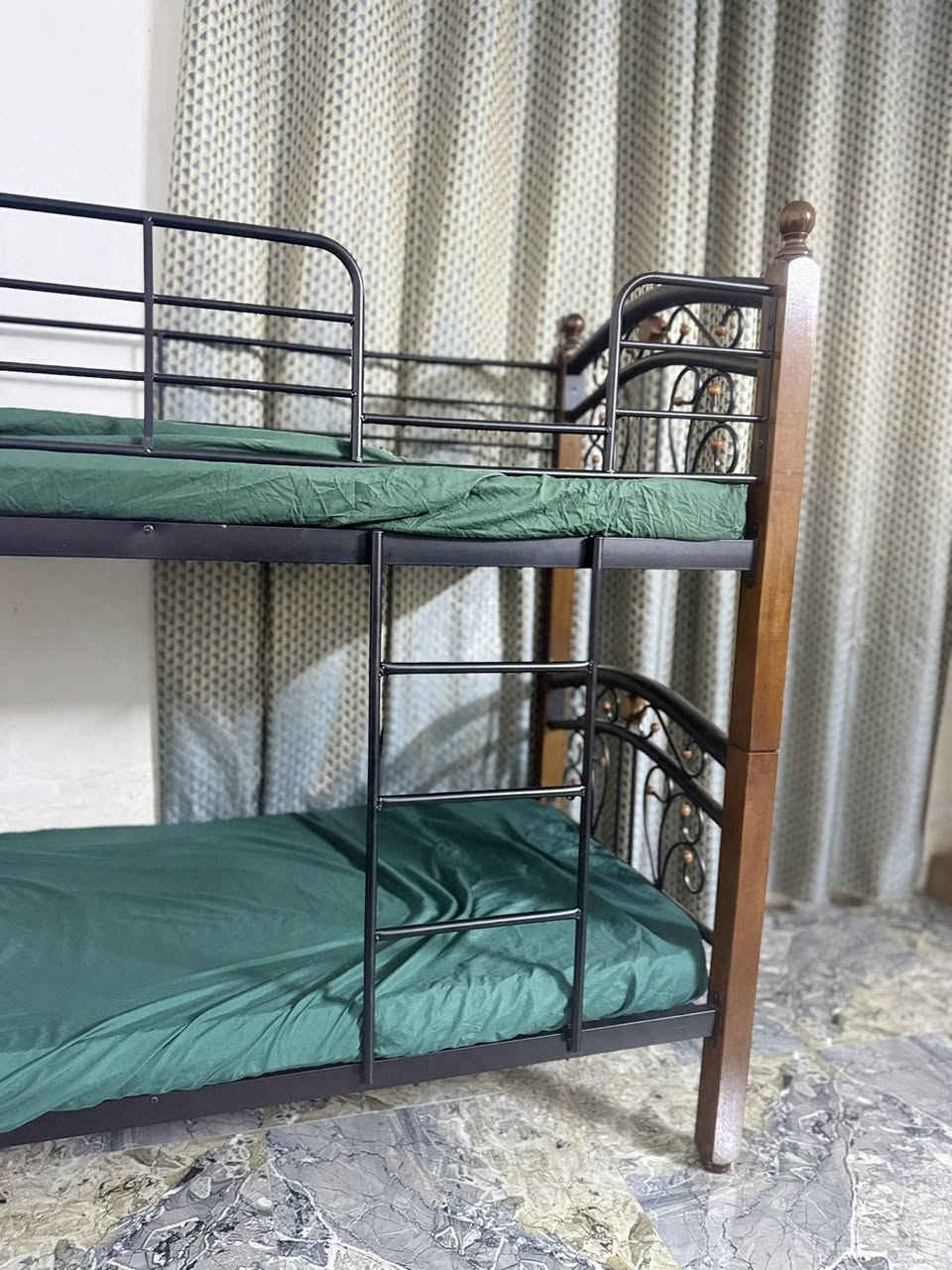 للبيع جرباية طابقين (سرير طابقين) بحالة ممتازة ✨
• مناسبة للشبابية والأطفال والكبار
 • تتحمل من عمر سنتين لحد 20 سنة
 • بيها مساند حماية بالطابق العلوي +تنفصل تصير سريرين او طابقين 
 • قوية ونظيفة وما بيها أي شخط أو ضرر

📅 مشتريها قبل أسبوع فقط
📍 المكان: بغداد – حي أور

💰 السعر: 200 ألف دينار (بيها مجال بسيط بالسعر)
أنا ماخذيها بـ 250 ألف، وموجود مثلها بالسوق.

سبب البيع: المكان عندي صغير


**إذا كنت صاحب هذا الإعلان وتريد حذفه لأي سبب، رجاءا أرسل رسالة إلى الدعم الفني**