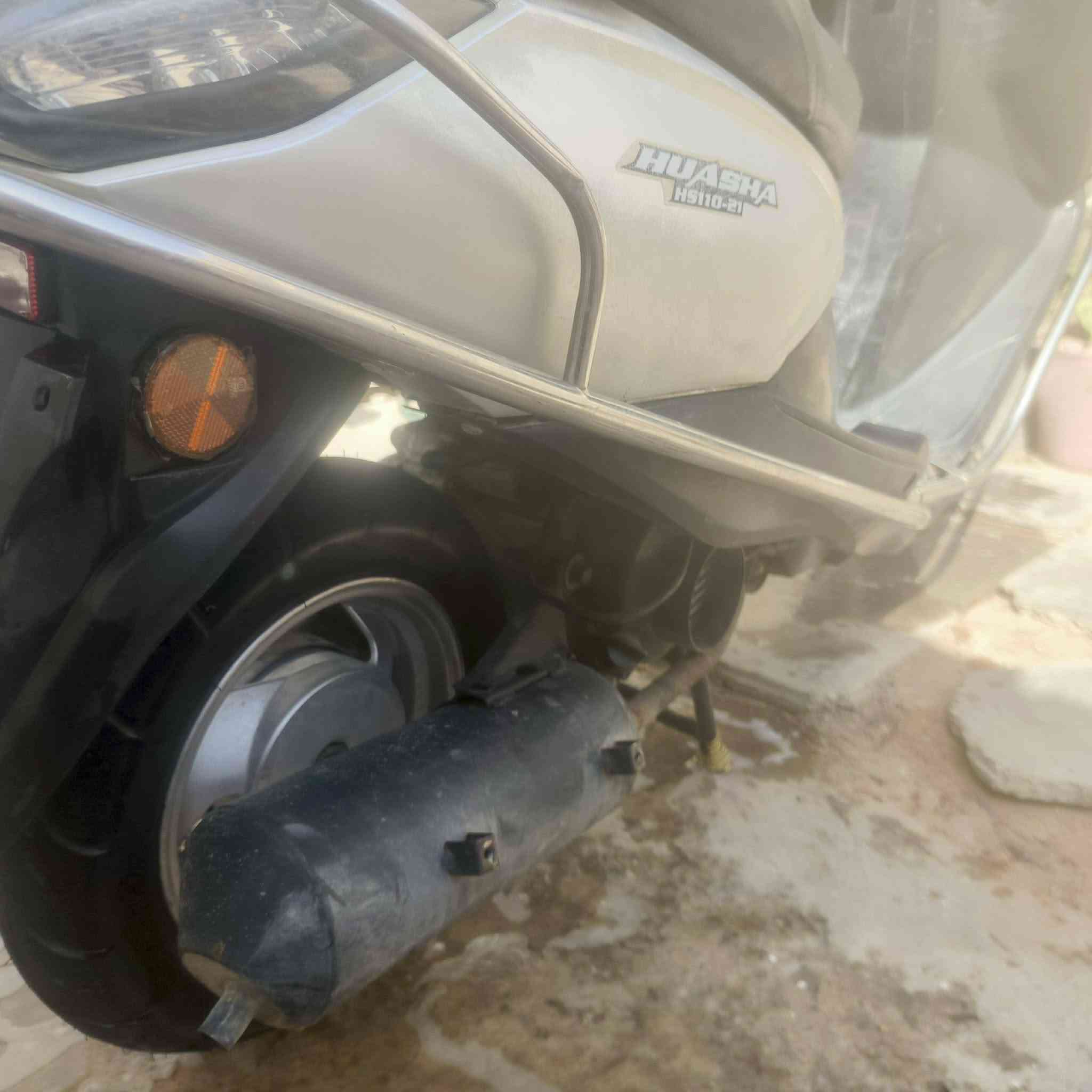 السلام عليكم دراجه هوشا 21 للبيع جانت تمشي و وكفتها وبعد ما اشتغلت  ابيعها كوم حديد ***********  ملاحضه الصور قديمات هسه نفس وضعها بس متروكه من فتره
