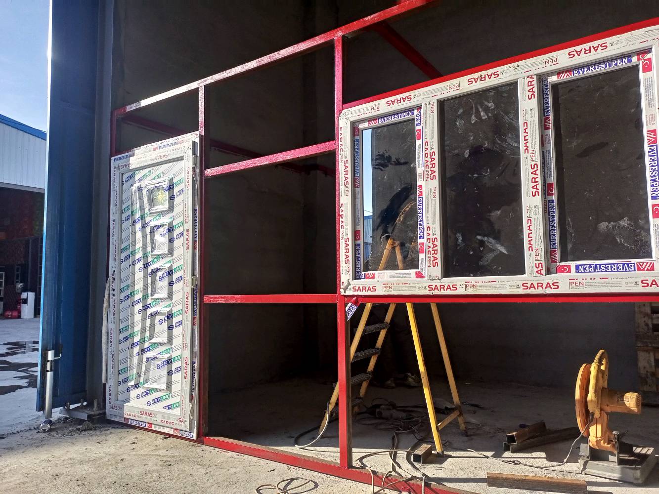 مستعدون لتجهيزكم بكافة اعمال السندويش بنل والحدادة العامة وبناء المشتملات والبيوت من السندويش بنل 🏫
سعر المتر كرستة وعمل 25 الف 
يشمل الابواب والشبابيك
ايضا يشمل كهربائيات درجة اولى 
مع عمل جميع الفنشات 
يوجد لدينا سندويش ضد الحريق 🔥💯
سعر المتر كرستة وعمل 35الف
ايضا يشمل الابواب والشبابيك 
وايضا كهرباىيات درجة اولى تركي
يوجد لدينا كادر محافضات 
لمراسلة الصفحة الاتصال على الرقم *********** يوجد واتساب📱