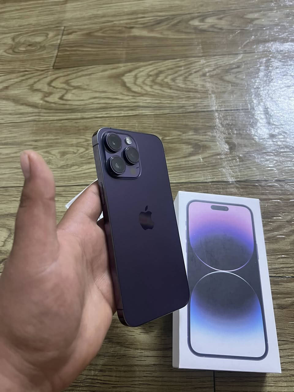 ايفون 14 برو ماكس ((( دبل شريحه يعني دبل سيمكارت ))  وتر بروف للبيع :- 
ذاكره 256 
لون بنفسجي 
دبل شريحه دبل خط 
شرق اوسط 
كلشي بل جهاز بلادي ووتر بروف
شاصيه زلغ مابي 
بطاريه 82 
كامل محلقاته كارتونته وكيبله الاصلي ممفتوح اصلا ً
السعر 730 
العنوان بغداد 
***********
