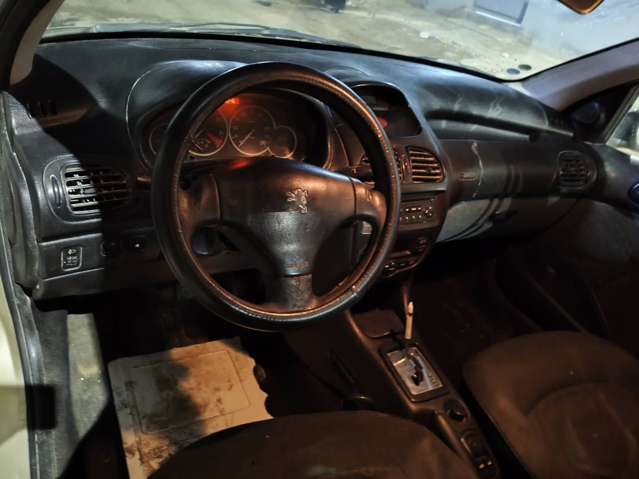 السلام عليكم بيجو فرنسي ٢٠٦مكينه كير جدد 
سياره على البلاد مامصبوغه 
مزاد السياره اطيك كتاب ونتا ترؤح ترقم 
مكاني حله سعر ٢٤بيها مجال بسيط جدا 
***********
