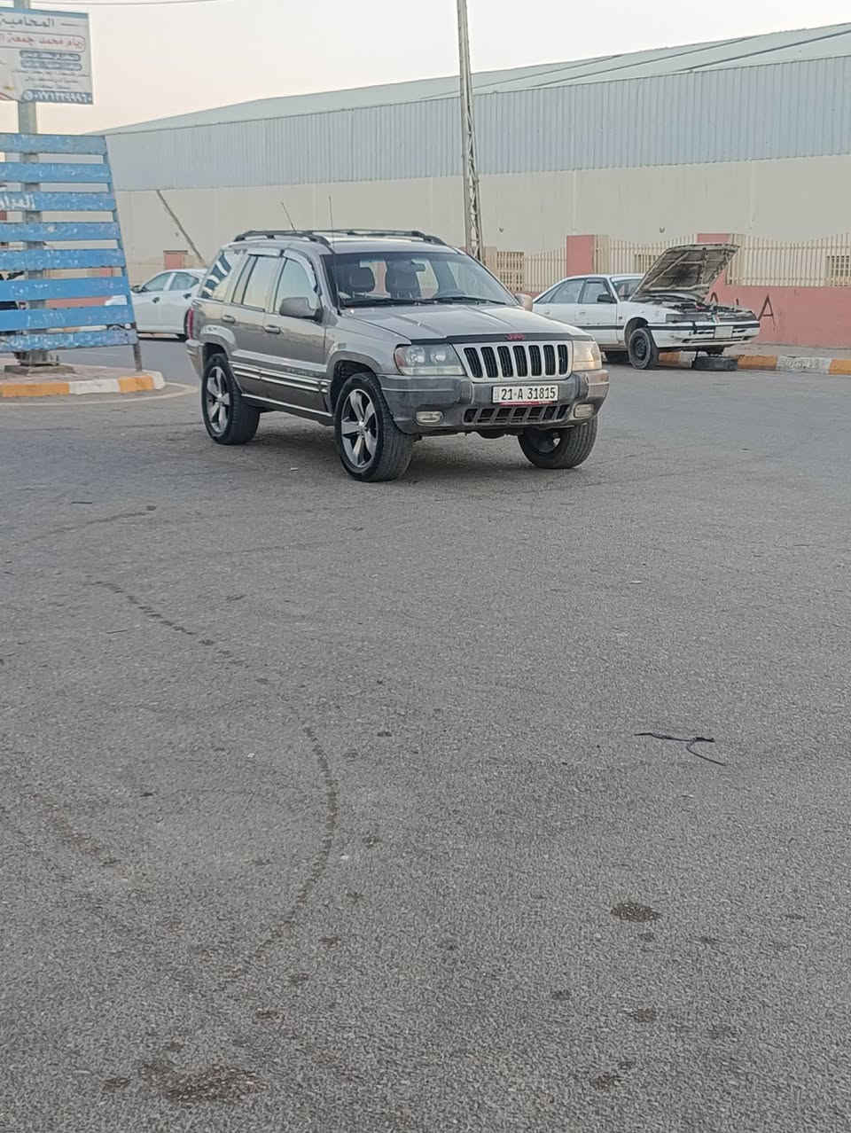 للبيع جيب شيروكي موديل 2000 فول لمتدد رقم سليمانيه انكليزي باسمي لحد 2031جديد هزه برادجديد
كير محرك بشرط 
تخم تايرات وياله حجم 20 كروم 
باتري جديد قبل اسبوع شديتها 
حداديه على أيدي  
شاشه ايباد كامره 
سياره مكفوله من ظربه وصبغ فقط نص باب السائق صبغ 
كاعيه مدوشمه جلد تنته مدوشمه جديد سياره ناعمه كلش 
السعر 72 وبي مجال بسيط 
مكان السياره قضاء كلار 
***********
