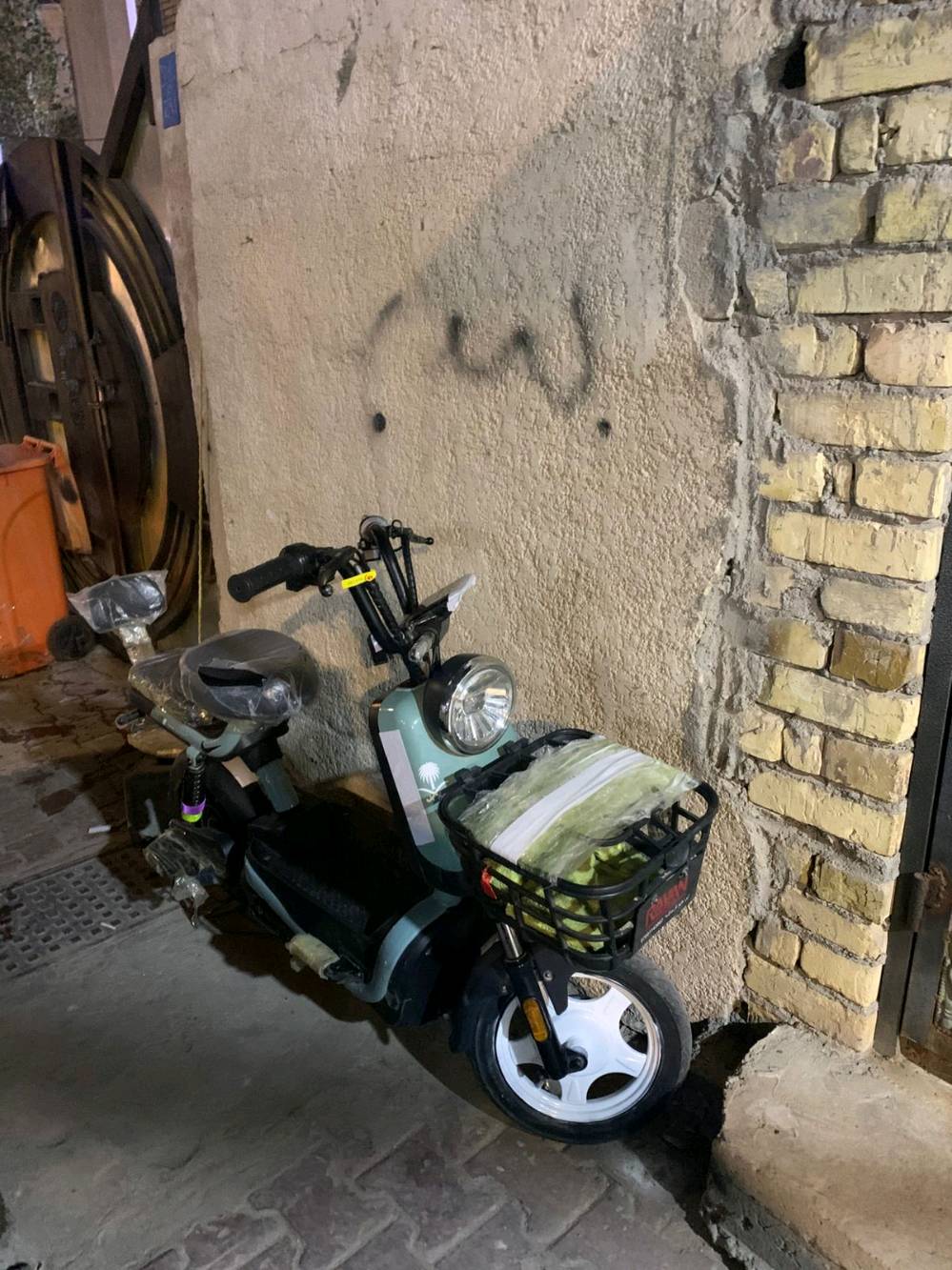 سلام عليكم 
دراجه شحن ريان حجم 14 دراجه جديده وبطاريات جديده دراجه ماصارلي شهر من ماخذه جديده بمعنى كلمه شوف العين السعر 300 بيها مجال العنوان البصره الامن الداخلي رقم ***********واتساب