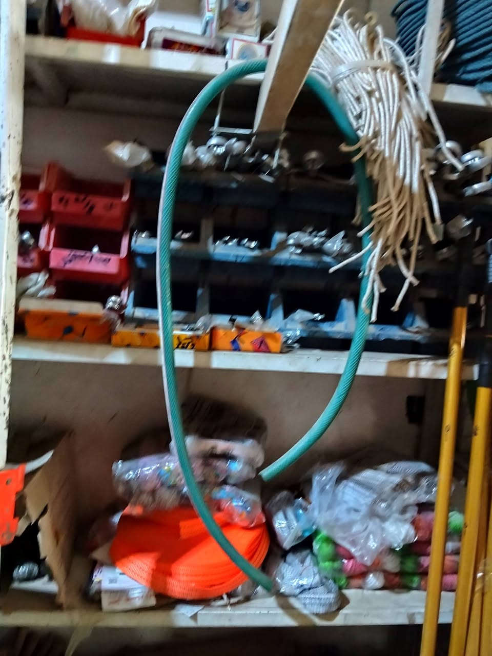 سلام عليكم اكو غراض محل لبيع انشائيه غراض كامل مكمل 
الي يريد معلومات عن غراض يخابر على هذا رقم *********** و بيه خير يدلل
