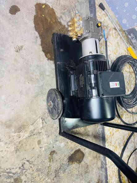 مضخة ايطالية 200 بار 
ماطور سنكل 5 ونص 
مستعمل قليل  
صوندة مسلح 15 متر
ضغط قوي  
السعر 625 الف 
مكاني بغداد 
*********** بغداد
