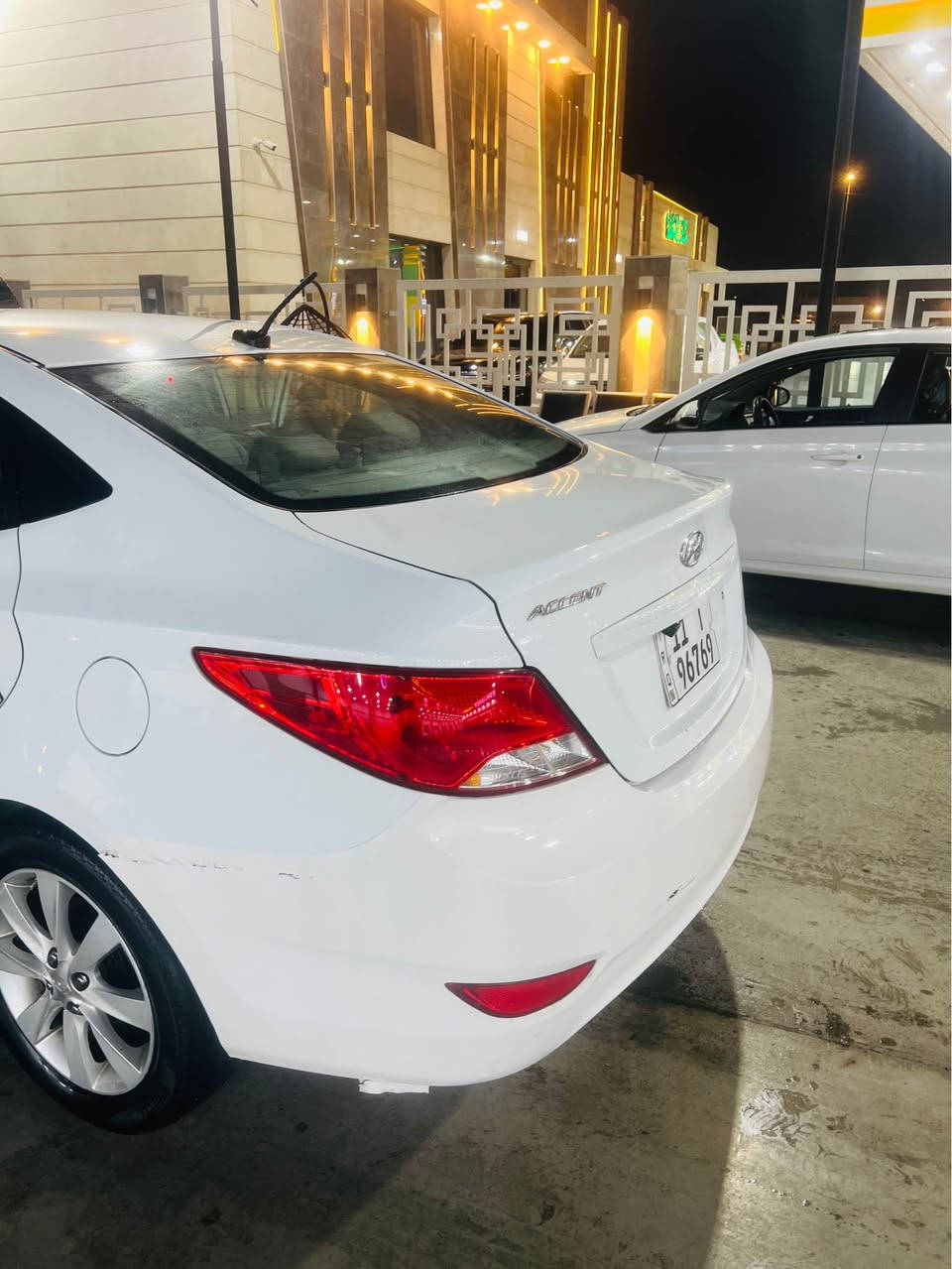 السلام عليكم 

اكسنت للبيع رقم بغداد الجديد سيارة مديل 2016 وارد امريكي  بيها جاملغ امامي صفحه السايق وبابين وشويه من الخلفي سياره محركها 1600 GDI مواصفاتها اشاير بالمري تحكم ستيرن شاشه تاب داخليتها نضيفها تخم تاير جديد صدر نص عمر رايدها ب 90 وبيها مجال مكاني البنوك
*********** بغداد, العراق
