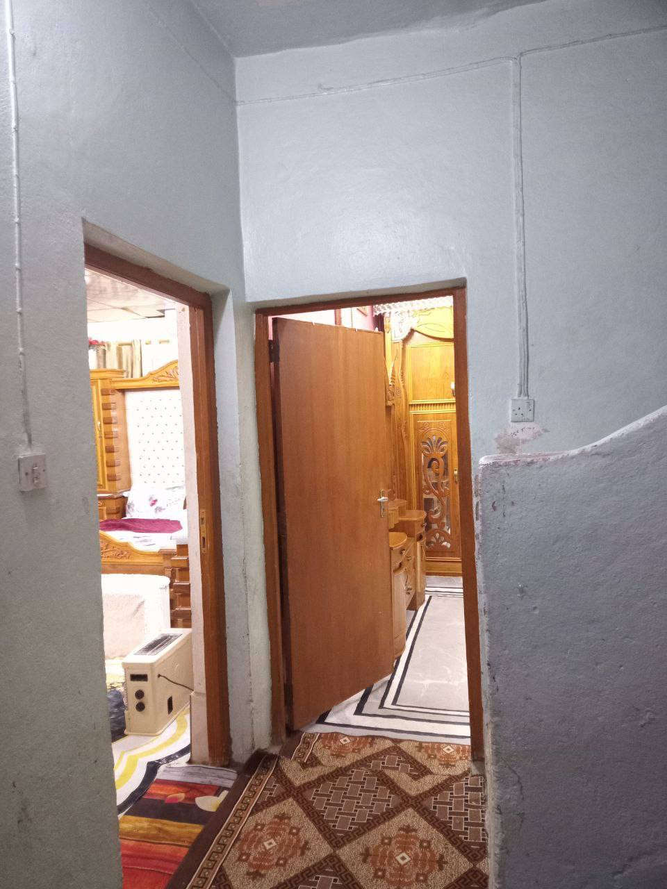 بيت في ميسان حي الحسن العسكري قرب صيدليه الشاكرين. المساحه 240م البيت متكون من ثلاث غرف ومطبخ وصاله ودوانيه وحديقه. الاستفسار الاتصال على الرقم *********** تصال اوتساب فقط👌
