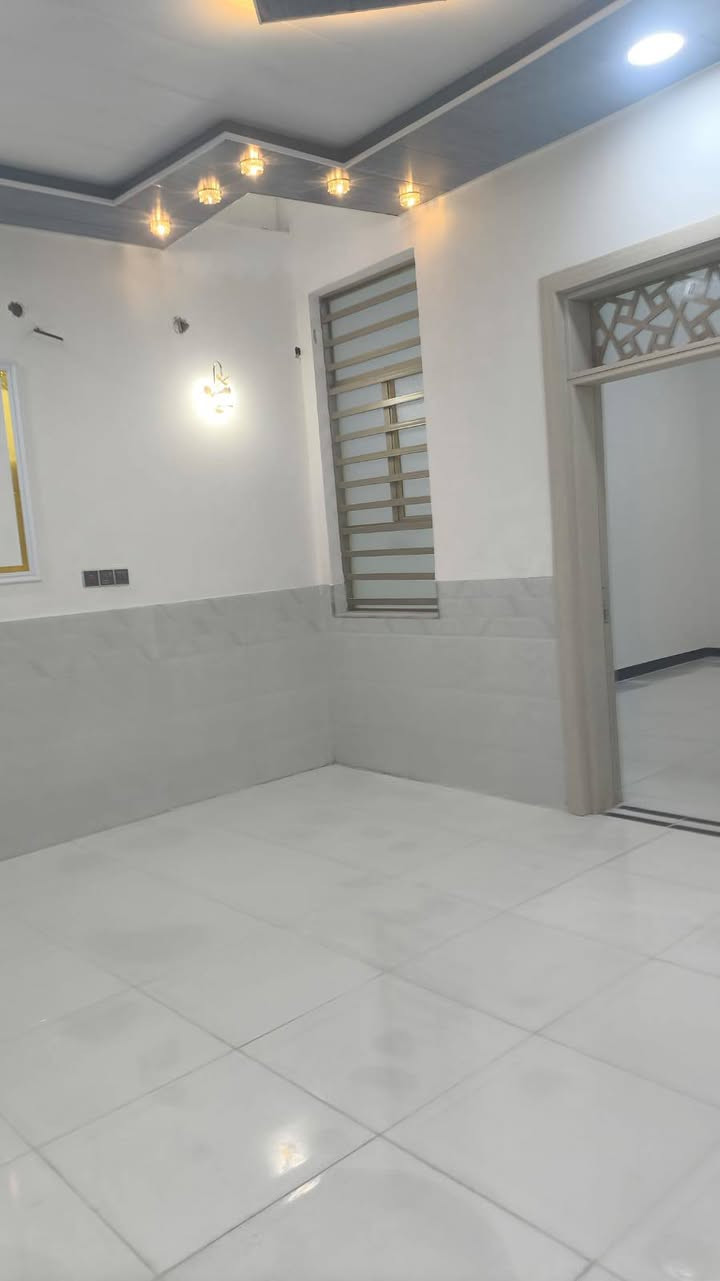 #يعلن مكتب اليرموك  للعقار
🔆🔅 الـــدار للــــــبـيــع 🔅🔆***********
⚜️ المســــاحة130متر بيت  

. طابو   زراعي وقرار محكمة 🪐
⚜️ العنــــوان ⚜️  النجف //  
 البيت مقابل ملحق قرية الغدير 
         🔆  الــتـــفـــــاصـيــــل  
الـبـنـاء  درجة اوله البيت مامسكون 
(( طـــابق الاول)) يحــتوي علا غرف، 2  وصاله + ومطبخ مفصول+ وستقبال  وصحيات داخل وخارج. 

🔱الــســعـــر  //45مليون. 🥰

             ملاحظة (((توجد كافت المساحات والقطع  )
⚜️        
((للاستفســار مراجعـة المكتب  #_للعقــار_والمقــاولات
العنــوان مكتب اليرموك  العقار مقابل قرية: الغدير اعمـود 282 #مكتب_اليرموك  العقار_

*********** او الاتصال على الارقام.🟡🟡📞📞📞♾
   🔆📞تطبيق وتساب موجود
او مرسله  😊 النجف, العراق
