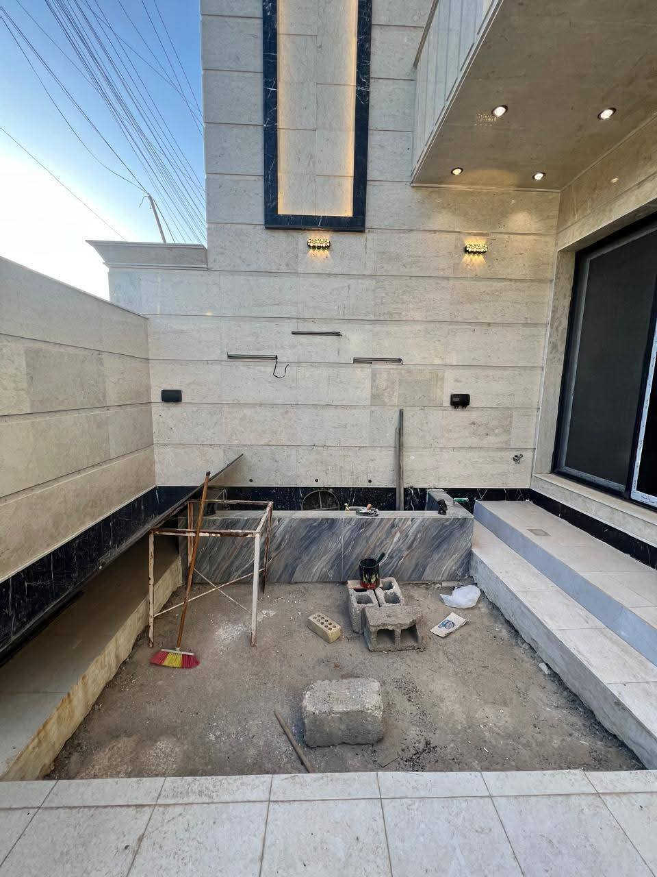 دار للبيع المساحه ٢١٠ متر. واجه ٧نزال٣٠ 
عدد الغرف ٥ نوم
٤ خدمات
صاله ومطبخ حديقه وكراج 
 واجه مرمر ارضيه مرمر
بناء ٢٠٢٥  البيت بعده جديد ما مسكون العامريه محله ٦٣٦ 
للاستفسار اتصال مكتب المرعاوي ***********احمدالمرعاوي
