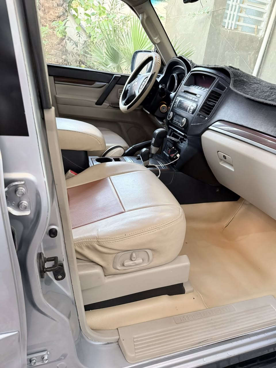 باجيرو موديل ٢٠٠٨
حبتور باسمي 
كشنات كهرباء و تدفئة تبريد 
سياره جاهزه سبعه راكب
حساسات خلفيه 
مري شفط وبعد مواصفات هواي معروفه مواصفات الحبتور
بيه فقط دعاميه إماميه تعبانه والبنيد بيه جراد
رقم بغداد 
اتصل وبيك خير وتدلل
***********
