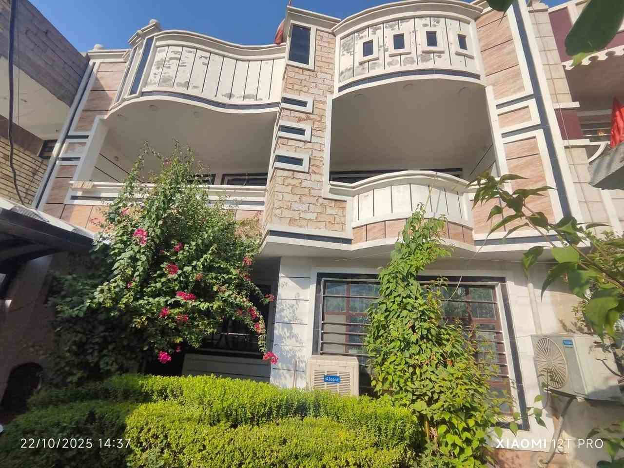 بيت في السريدات القديمه 220 متر واقع حال 250 يحتوي على 5 غرف نوم 2 في الطابق الارضي 3 غرف في الطابق الثاني +استقبال +مطبخ+ حولي وخدمات داخلي وخارجي للاستفسار اكثر الاتصال على الرقم***********الغير جاد او غير جاهز لا يتصل رجاءا
