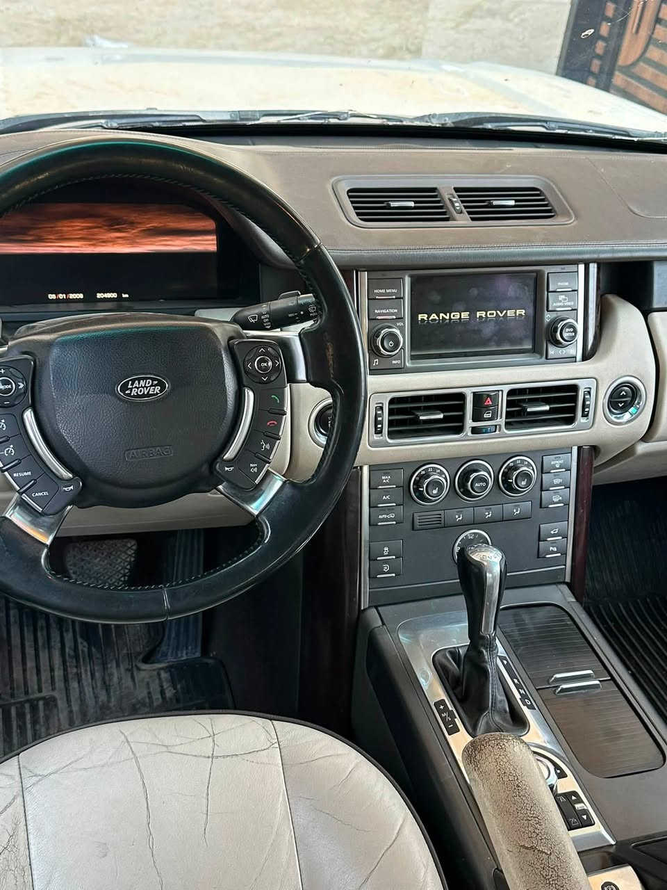رانج روفر ڤوك (للبيع) خليجي وكالة سردار
( 2011 )Range Rover Vogue 
محرك 8 سلندر 5000. بدون سوبر المرغرب
ماشيه  204900
(مكفولة من الضربه والصبغ )
فول مواصفات 
ملاحظة/ السياره بيه (كازكيت )فقط شغاله 
السعر 130  ورقه  
مكان السياره بغداد 
للاستفسار ( ***********)
