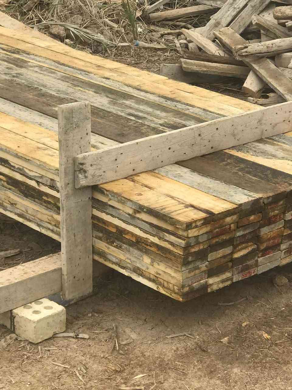 خشب للبيع لوح طول 4متر مكعب جديد +سير +مقاصير العدد الكلي مكعبين.   السعر مناسب  ‏‪***********‬‏
