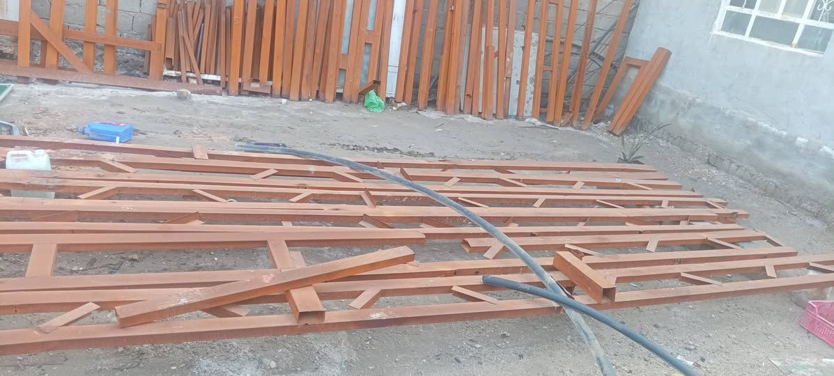 سلام عليكم
شخاط حديد للبيع 
نظيف 
حله شارع 80 مجاور مدينة ألعاب أرض بابل 
للأستفسار الاتصال على الرقم التالي ***********
